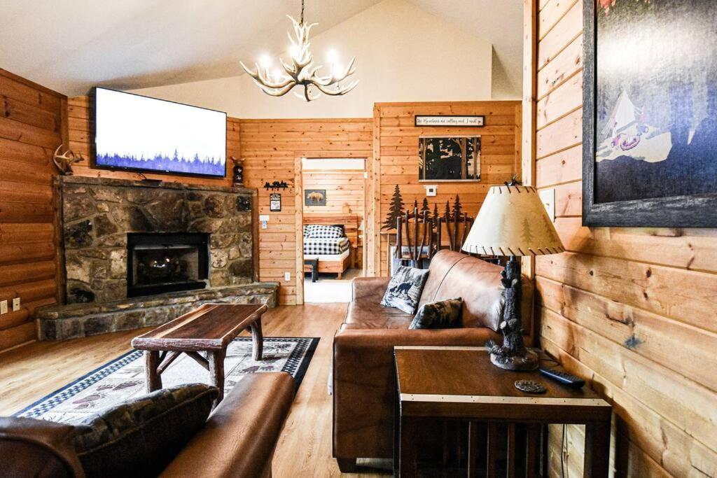 Four Private Suites - Hot Tub - Arcade - Fast Wi-Fi - One Minute To Parkway Fun Pigeon Forge Exteriör bild