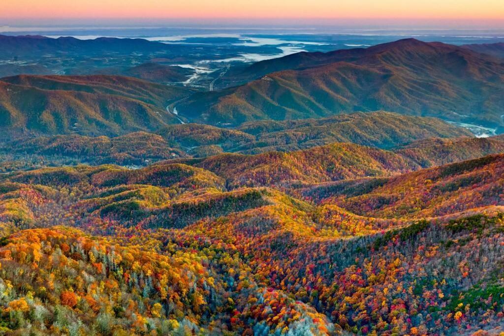 Four Private Suites - Hot Tub - Arcade - Fast Wi-Fi - One Minute To Parkway Fun Pigeon Forge Exteriör bild