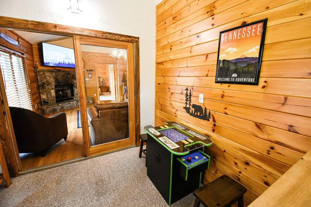 Four Private Suites - Hot Tub - Arcade - Fast Wi-Fi - One Minute To Parkway Fun Pigeon Forge Exteriör bild