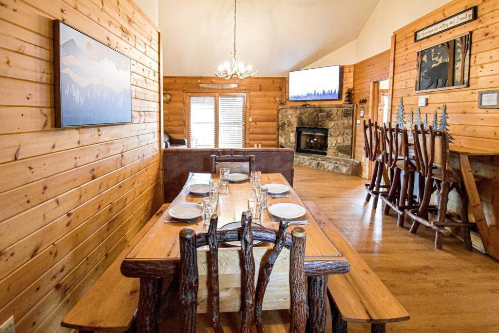 Four Private Suites - Hot Tub - Arcade - Fast Wi-Fi - One Minute To Parkway Fun Pigeon Forge Exteriör bild