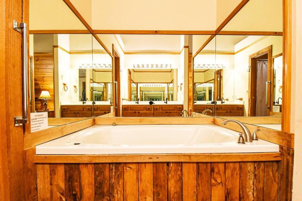Four Private Suites - Hot Tub - Arcade - Fast Wi-Fi - One Minute To Parkway Fun Pigeon Forge Exteriör bild