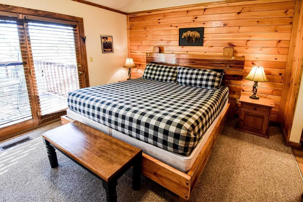 Four Private Suites - Hot Tub - Arcade - Fast Wi-Fi - One Minute To Parkway Fun Pigeon Forge Exteriör bild