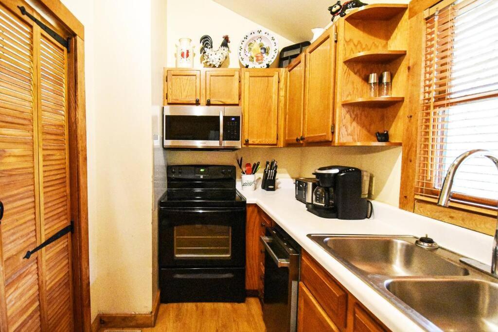 Four Private Suites - Hot Tub - Arcade - Fast Wi-Fi - One Minute To Parkway Fun Pigeon Forge Exteriör bild