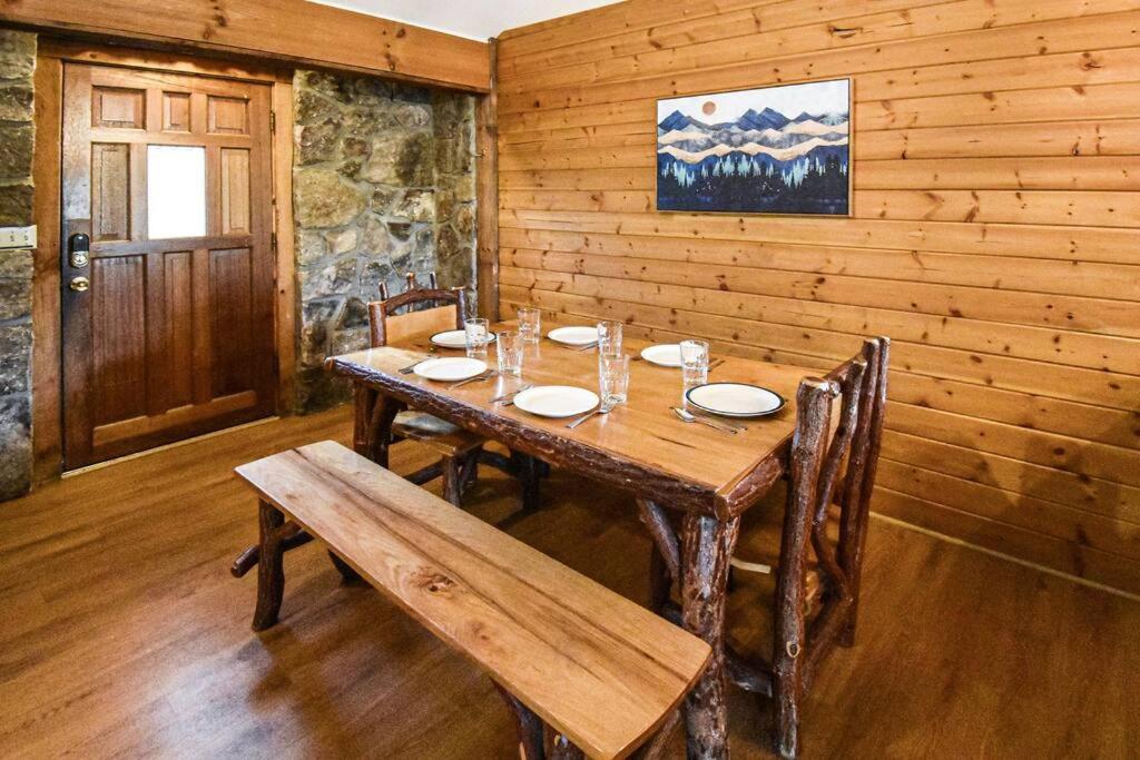 Four Private Suites - Hot Tub - Arcade - Fast Wi-Fi - One Minute To Parkway Fun Pigeon Forge Exteriör bild